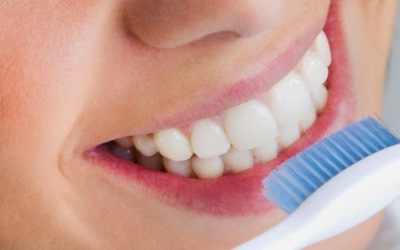 Cara memutihkan gigi kuning dalam 3 menit