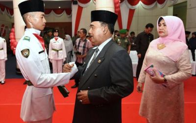 Jefry Noer Kukuhkan 30 Anggota Paskibra Kampar