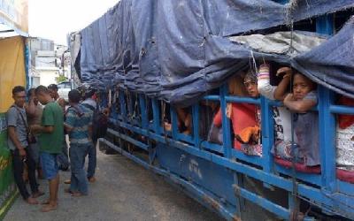 Polisi Gagalkan Ratusan Buruh Mudik Diangkut Tranton