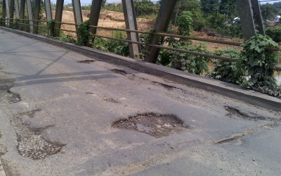 Lubang di Jembatan Lintam Ujung Batu Makan Korban