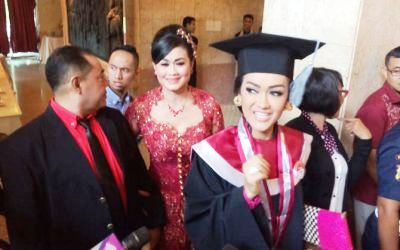 Julia Perez Bahagia Jalani Wisuda