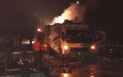 Truk Muatan Barang Limbah Terbakar Diparkiran Roro Bengkalis