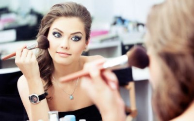 Tips And Trik Touch-Up Makeup di Siang Hari, Cukup 5 Menit!