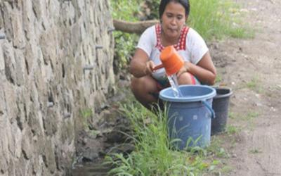 Warga Larantuka Berebut Air Rembesan Pipa Rumah Bupati