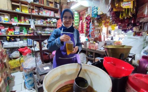 Ribetnya Beli Minyak Goreng di Pasar Pakai PeduliLindungi 