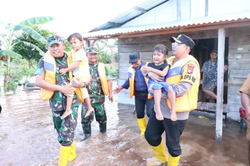 Kapolres Siak Tinjau Lokasi Banjir Langsung Beri Bantuan dan Evakuasi Warga