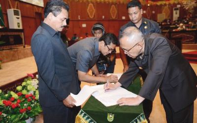 DPRD Riau Sahkan APBD-P Riau Tahun 2016