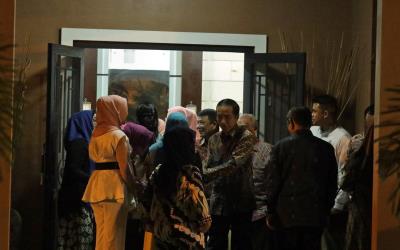Jokowi Kunjungi Rumah Calon Besannya di Medan