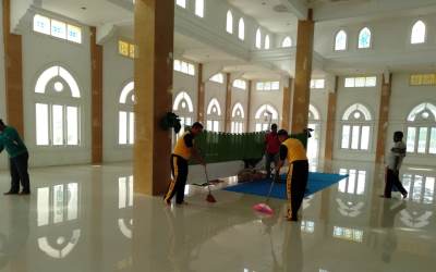 Polsek Panipahan Bersih-bersih Masjid Raya Panipahan Darat