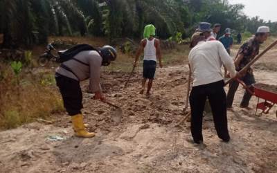 Bhabinkamtibmas Sungai Daun Ikut Goro dengan Warga