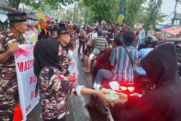 Aksi Simpatik Warga Kabupaten Siak Dukung Revisi UU TNI dengan Pembagian Takjil