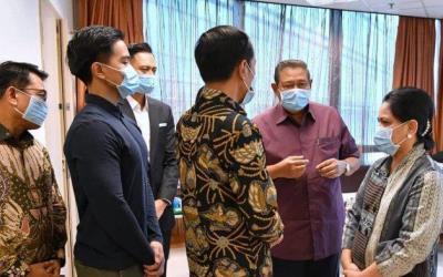 Disambut AHY, Jokowi Ditemani Kaesang Jenguk Ani Yudhoyono