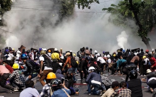 Militer Myanmar Bebaskan Ribuan Demonstran yang Ditahan