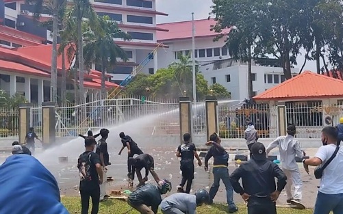 Demo Berujung Bentrokan di Batam, 43 Warga Ditangkap dan 17 Polisi Luka