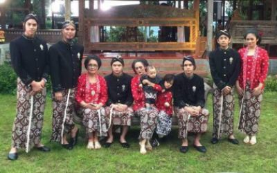 Ekspresi Terpaksa Dul dan Al Saat Foto Keluarga Bareng Mulan