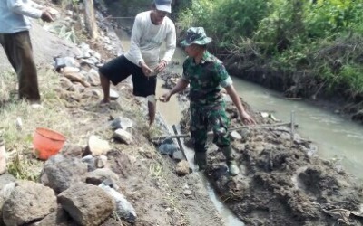 Cegah Banjir, Babinsa Uteran Bantu Warga Bangun Talud