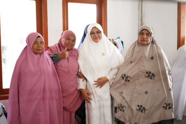 Kunjungan Pertama Usai Dilantik, Bupati Afni Salat Idul Adha di Tasik Betung