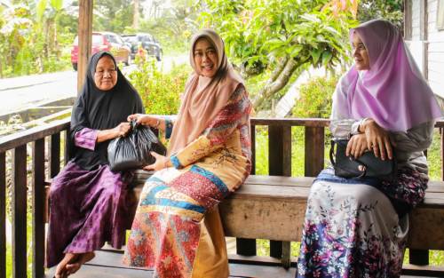 Giliran Nek Roniah Terima Bantuan Jum'at Berbagi dari Rasidah