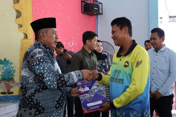 Bupati Siak Serahkan Ijazah Program Kesetaraan Kejar Paket