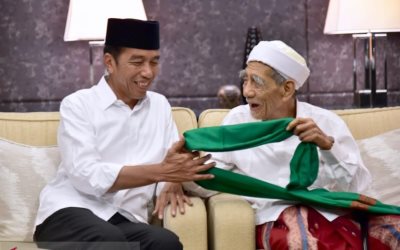 Jokowi Dapat Serban dan Tasbih dari Dua Tokoh Ulama Ini