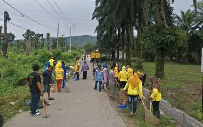 DLH Labuhanbatu Laksanakan Jumat Bersih di Lobusona