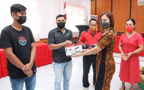 Dekranasda Serahkan Bantuan Peralatan Kepada Fendi Ukir Craft