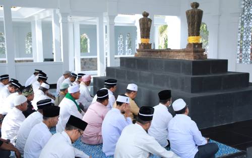 Kenang Jasa para Sultan Pemkab Siak Gelar Ziarah ke Makam Raja Kecik