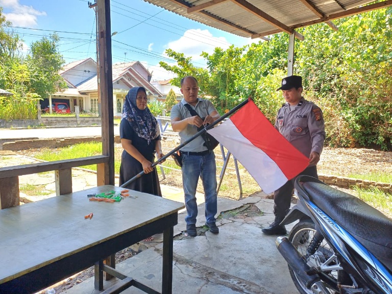 Sambut HUT RI ke-81, Polres Siak dan Jajaran Bagikan Bendera Merah Putih