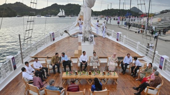 Kepala Negara ASEAN Diguyur Hujan Saat Berlayar di Labuan Bajo