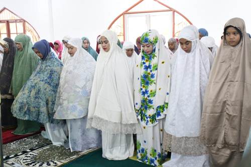 Bupati Kasmarni Shalat Ied Bersama Warga di Masjid Arafah Duri