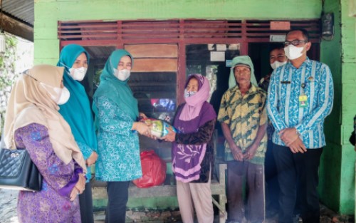 Hari Ibu, TP PKK Siak Bagikan Sembako di 5 Kecamatan