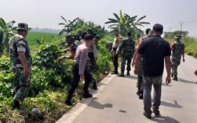 Sinergitas Polsek Kresek-TNI Untuk Kebersihan Lingkungan