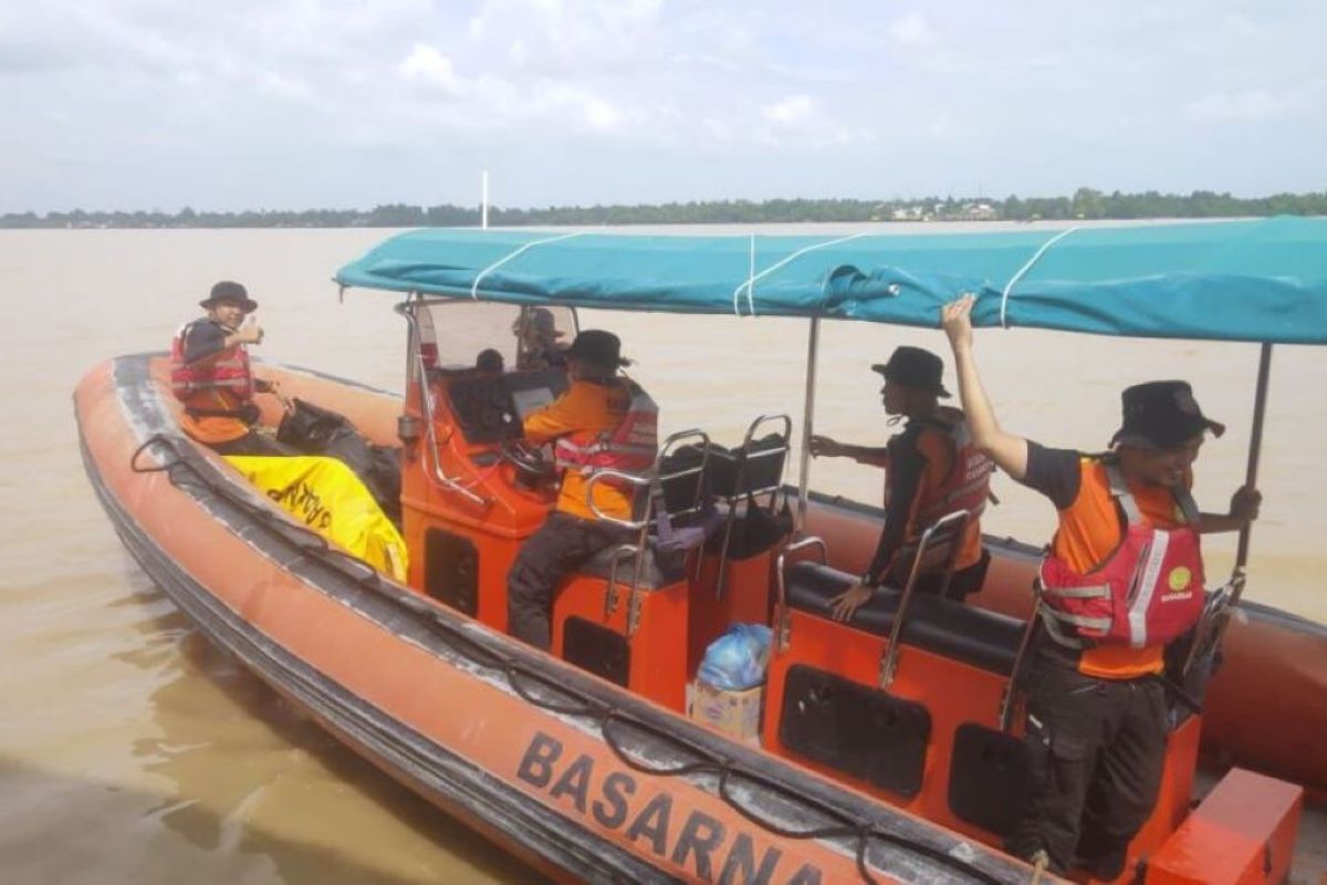 Terjatuh ke Sungai, Tim Basarnas Pekanbaru Cari ABK yang Tenggelam