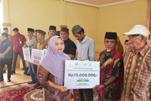 Safari Ramadhan Perdana, Bupati Kasmarni Serahkan Bantuan ke Masyarakat