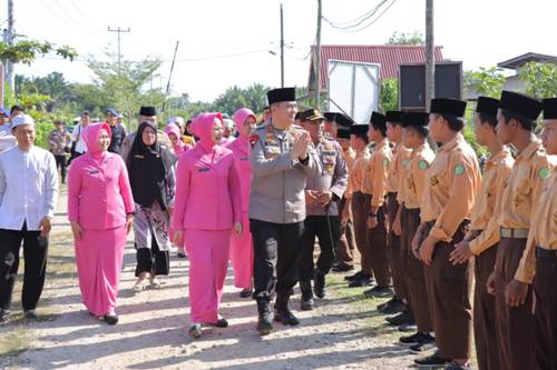 Kapolda Riau Silaturahmi ke Ponpes Darul Fikri di Selatpanjang