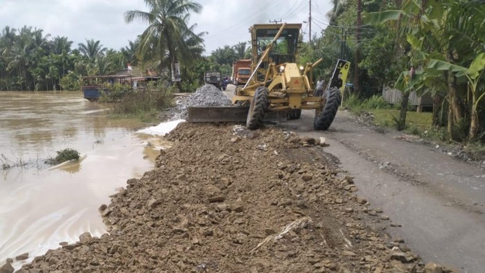 Pemprov Riau Siagakan Alat Berat Perbaiki Jalan Lintas Rengat-Tembilahan