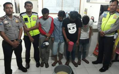 Minum Tuak, Pengunjung Kafe Digrebek Polisi