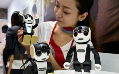 Sharp Pamer Smartphone Imut bisa Jalan dan Dansa