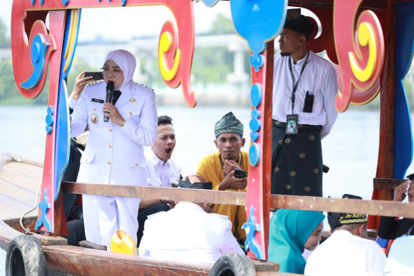 Abdul Wahid Terkesan Makan Beghanyut Konsep Wisata Khas Layak di Kembangkan