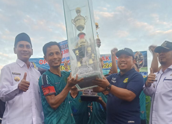 Wabup Siak Tutup Turnamen Sepak Bola Benaya Cup di Kampung Benayah Pusako