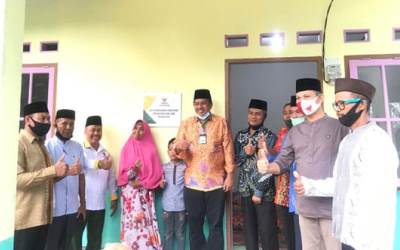 Bupati Siak Alfedri Serahkan Zakat di Tengah Pandemi