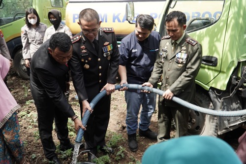 Hari Bhayangkara, Polres Ponorogo Buatkan Sumur Dalam Bagi Warga