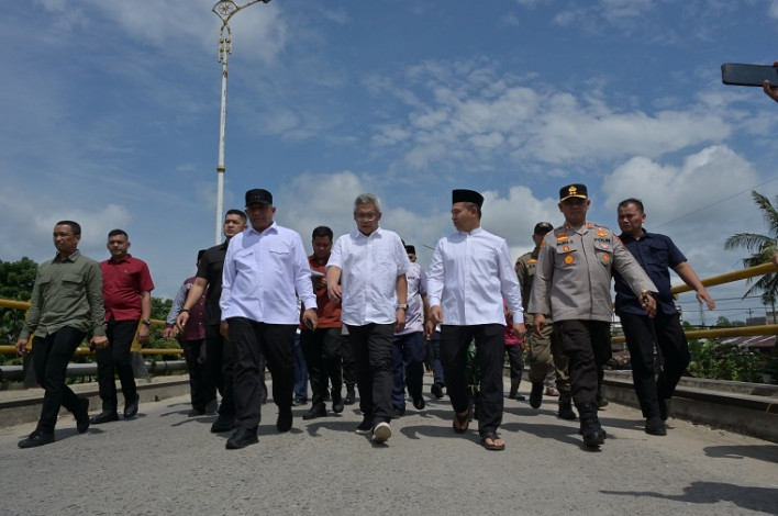 Tinjau Jembatan Miring di Rohul, Gubri Abdul Wahid Janji Percepatan Perbaikan