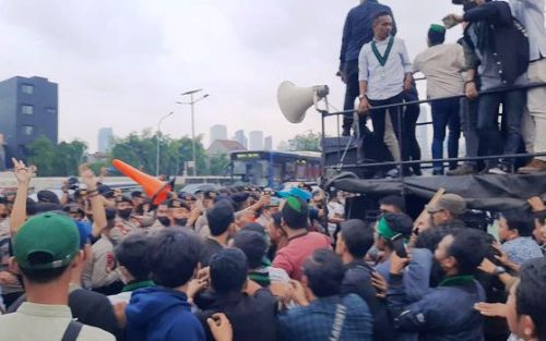 Demo di DPR Ricuh, Massa Lempar Botol ke Arah Polisi!