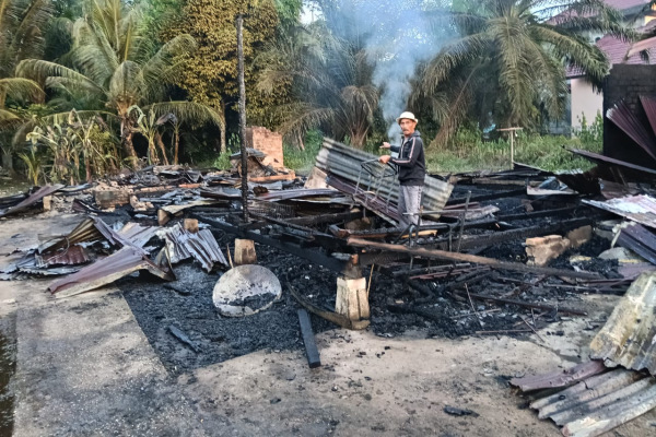 Diduga Akibat Konsleting Listrik, Rumah Warga Ludes Dilalap Sijago Merah