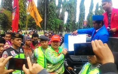 DPRD Ponorogo Akhirnya Menerima Mahasiswa Demo