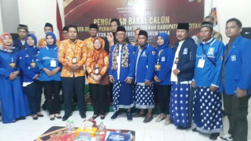 Berbaju Taqwa dan Songkok Hitam, PAN Pacitan Daftar ke KPUD