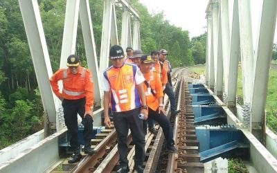 Warga Masih Nekad Melintasi Rel Kereta Tanjung Raja Giham