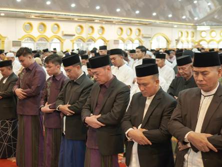 Bupati Rohil Sholat Idul Fitri di Masjid Agung Al-ikhlas Bagansiapiapi