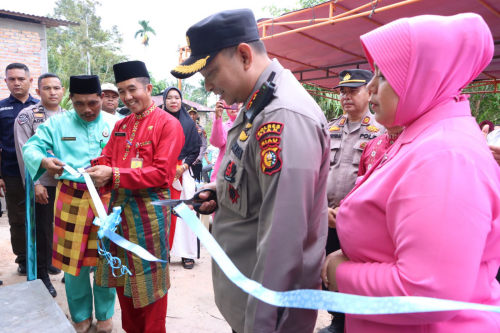 Program Bedah Rumah Presisi, Polres Siak Serahkan 1 Unit RLH